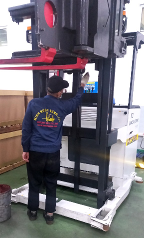 Mobile forklift repair