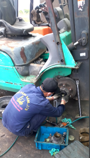 Mobile forklift repair