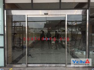Automatic sliding door