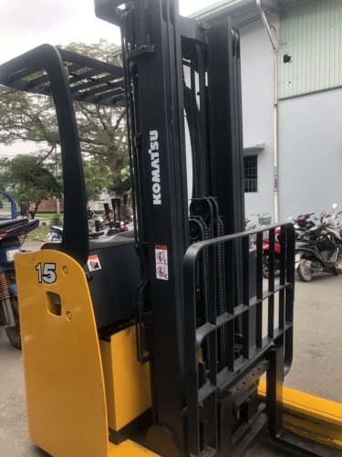 Stand-on electric forklifts