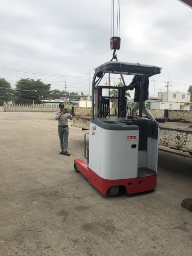 Stand-on electric forklifts