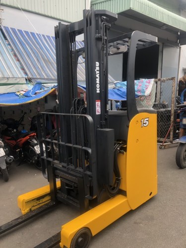 Stand-on electric forklifts