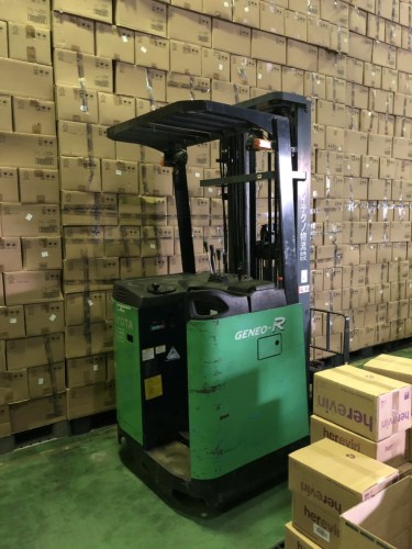 Stand-on electric forklifts