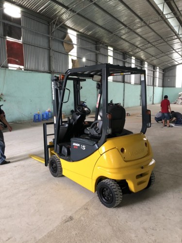 Sit-down electric forklifts