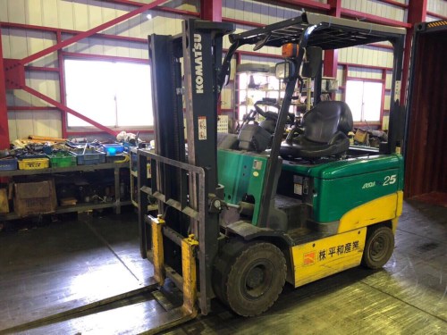 Sit-down electric forklifts