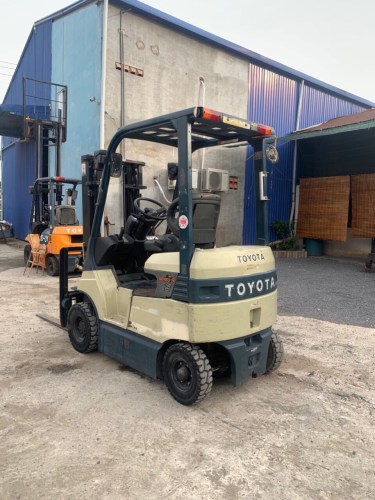 Sit-down electric forklifts
