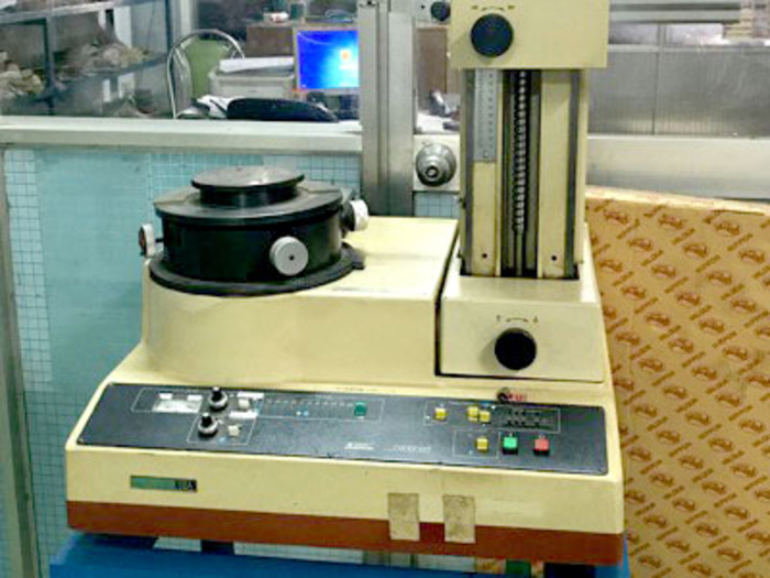 Roundness measuring machine