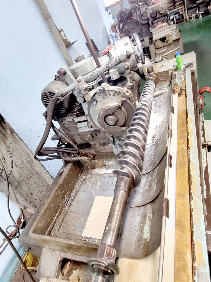 Round grinding machine