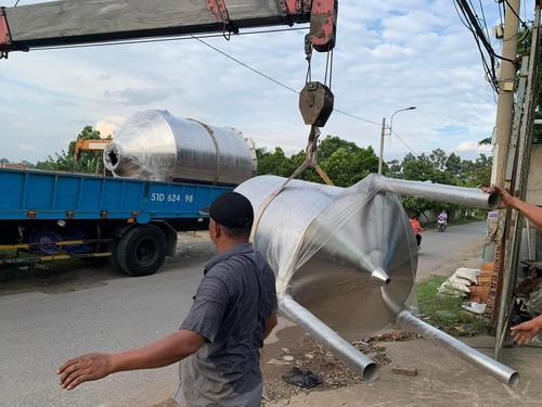Odor treatment tank and system