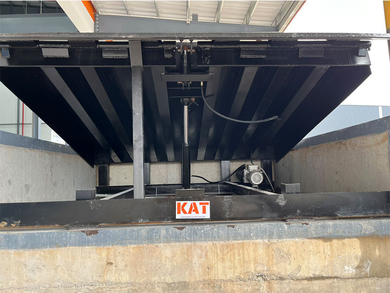 Hydraulic dock leveler