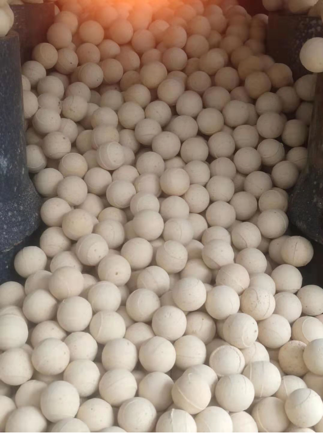 High alumina ball