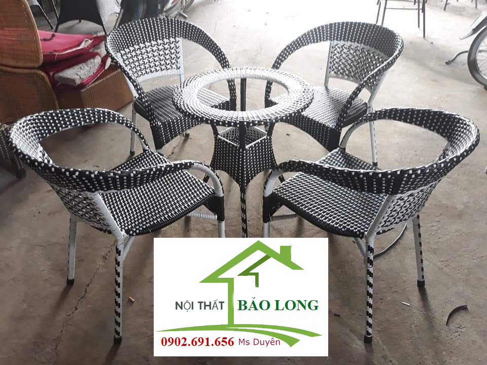 Scallop-shaped rattan chairs and tables