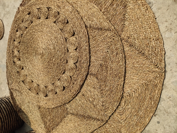 Round seagrass carpet