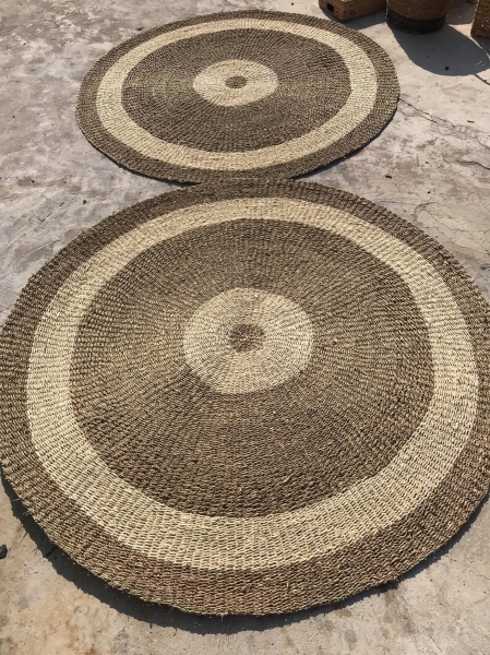 Round seagrass mix palm leaf rug