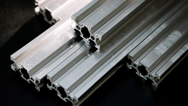 Conveyor bar