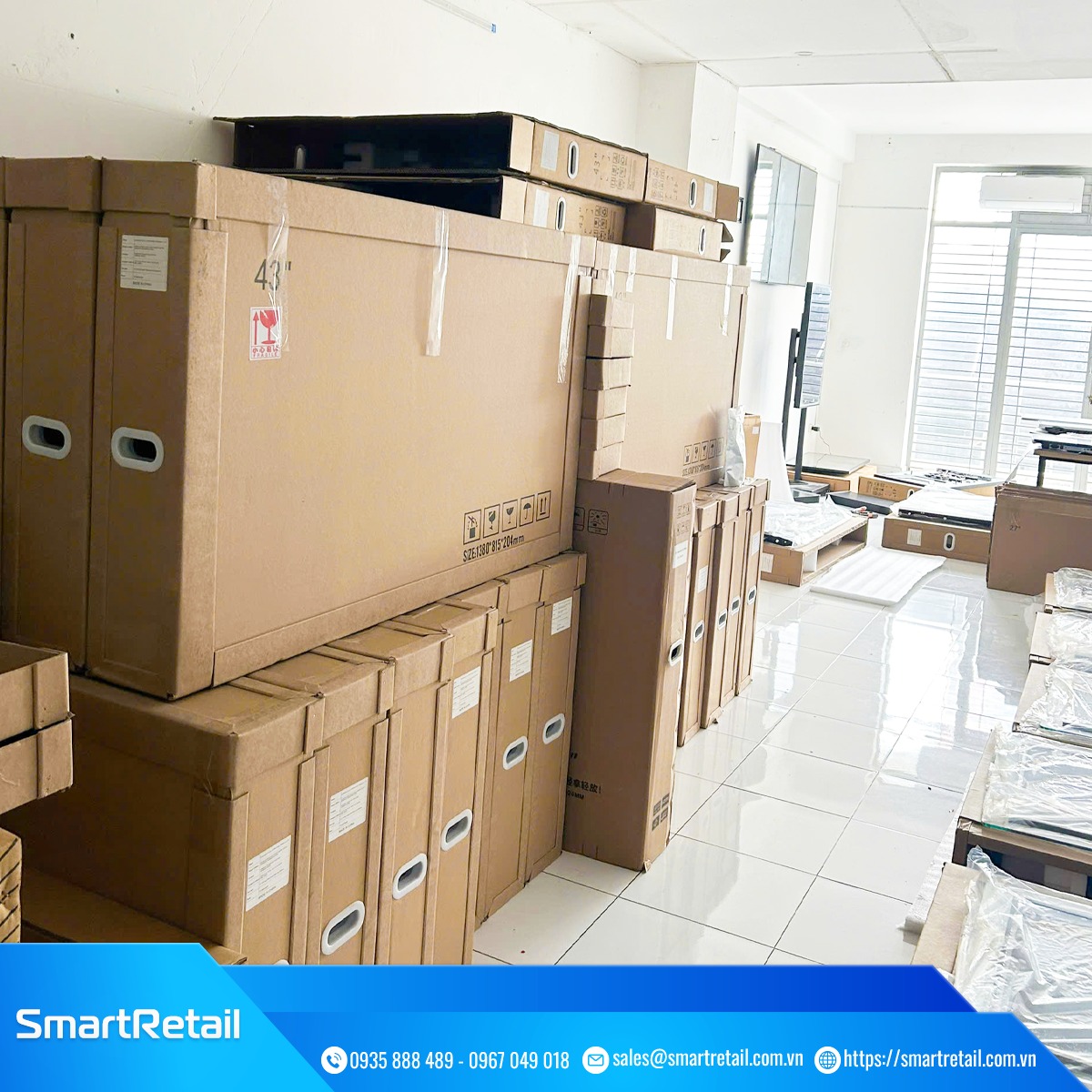 Showroom and warehouse image