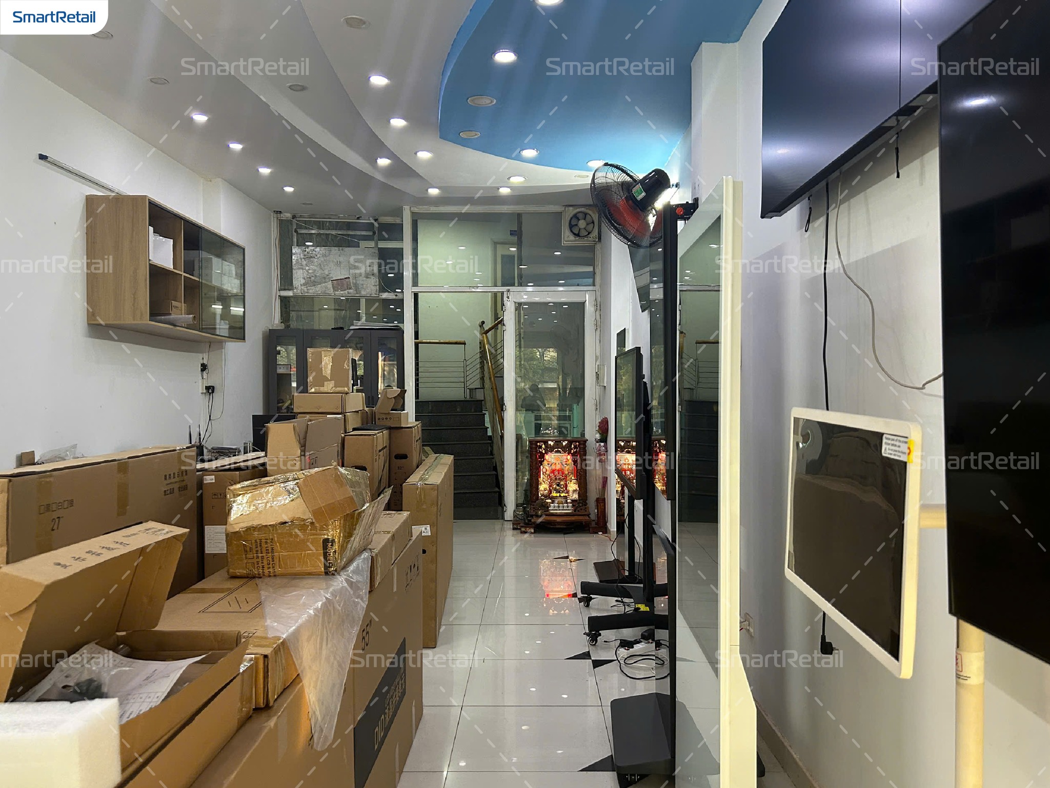 Showroom and warehouse image