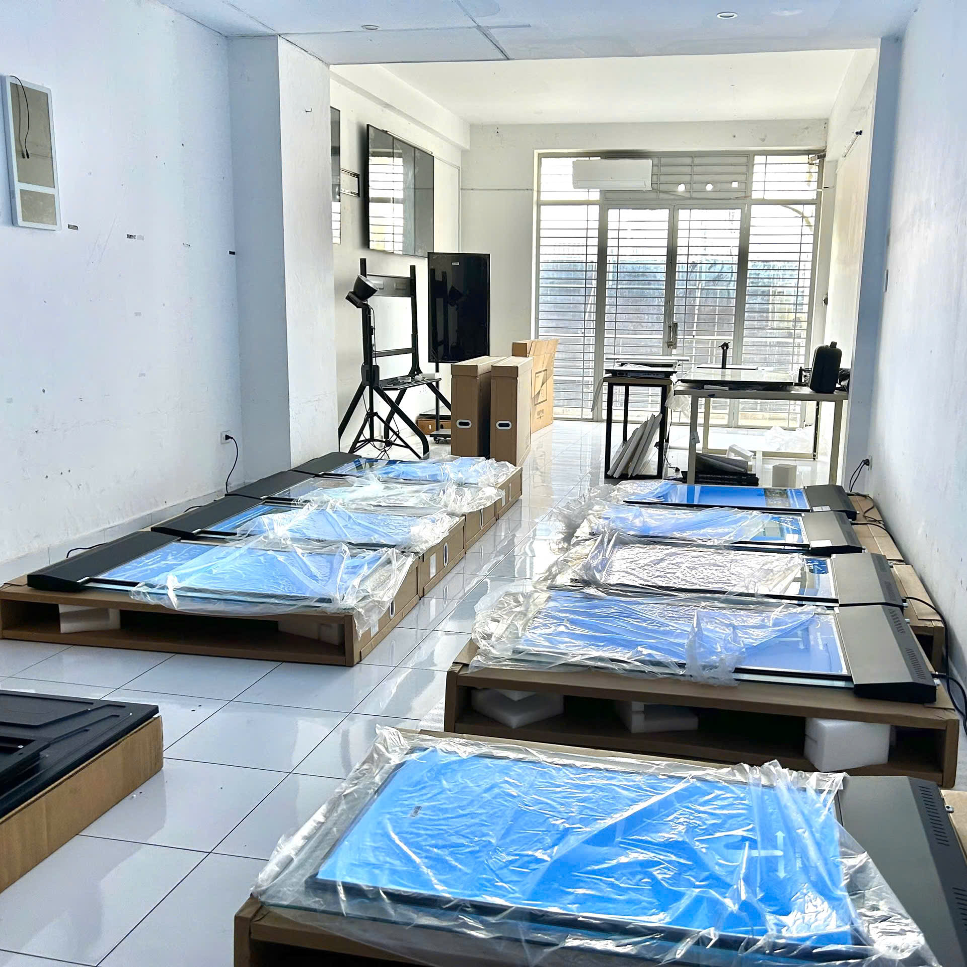 Showroom and warehouse image