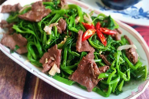 Stir-fried beef with water spinach