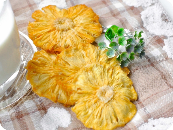 Dried pineapple