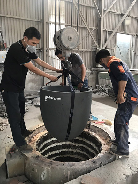 Crucible for melting metal