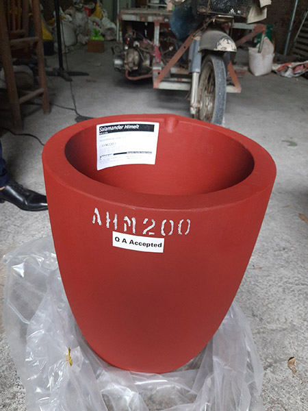 Crucible for melting metal