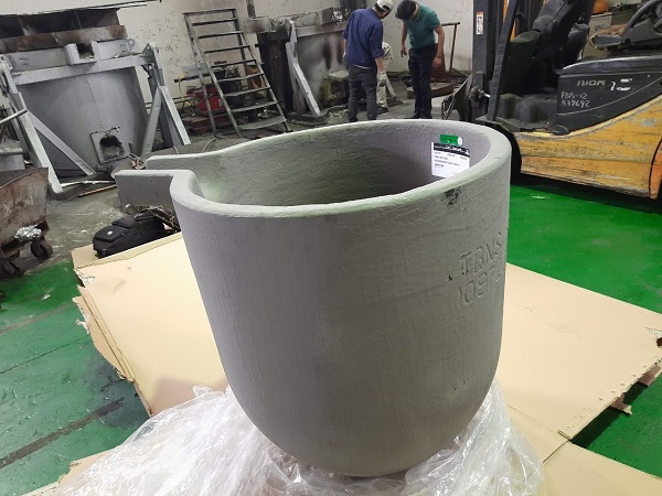 Crucible for melting metal