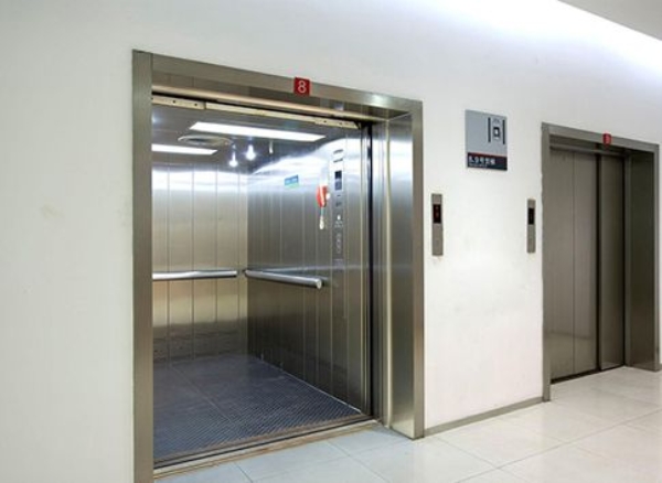 Freight elevator