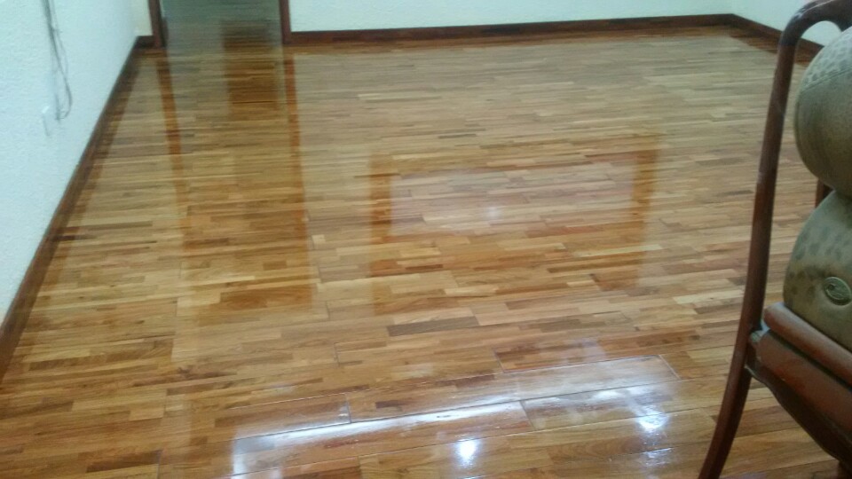 Wood floor polishing service