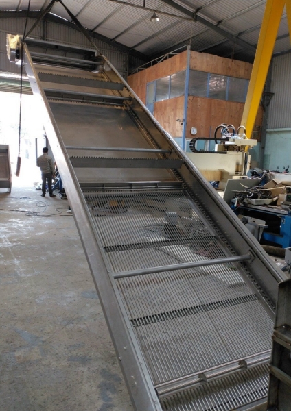 Chain scraper waste removal equipment