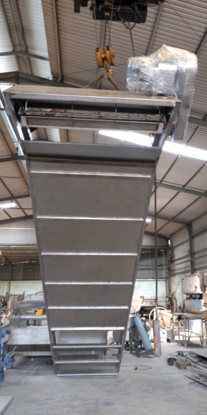 Raking waste separator