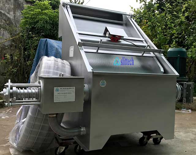 Vibrating screen manure separator-press