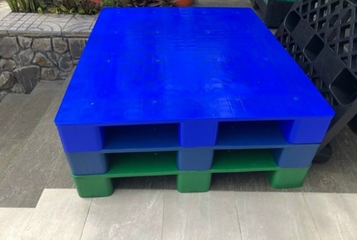 Closed deck plastic pallet