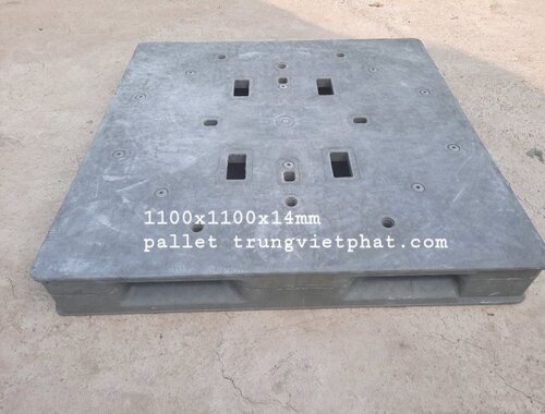 Closed deck plastic pallet