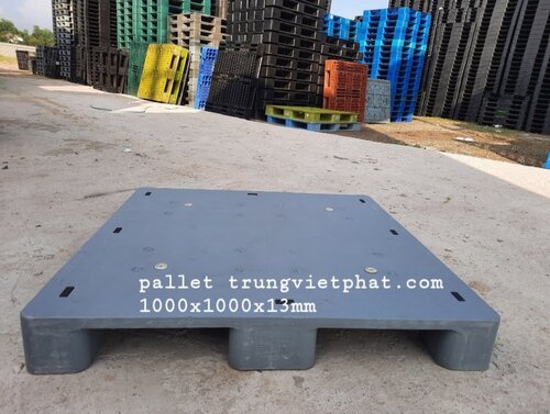 Closed deck plastic pallet