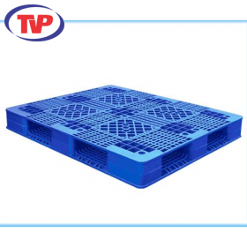 Double sided plastic pallet