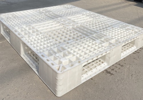 Plastic pallet