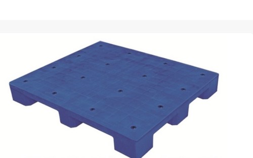 Closed deck plastic pallet