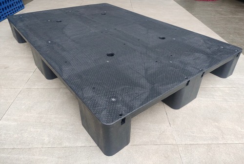 Closed deck plastic pallet