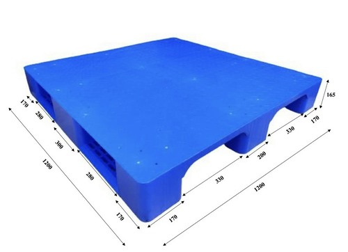 Closed deck plastic pallet