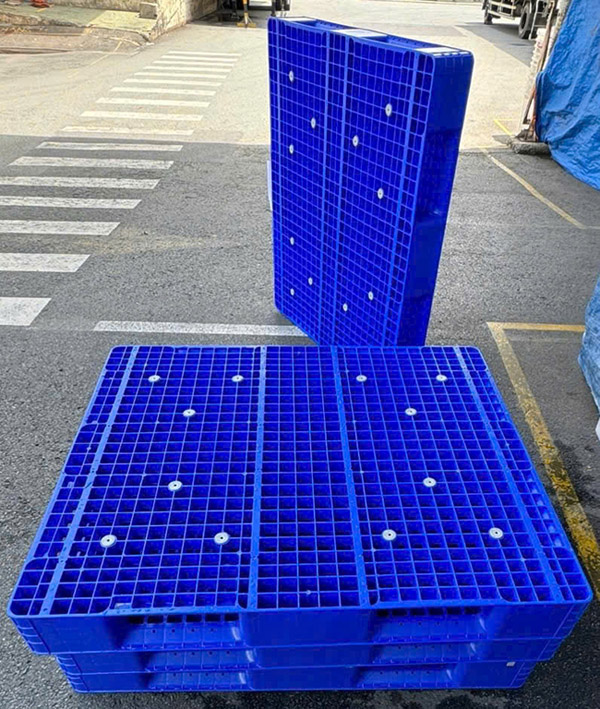 Plastic pallet