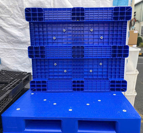 Plastic pallet
