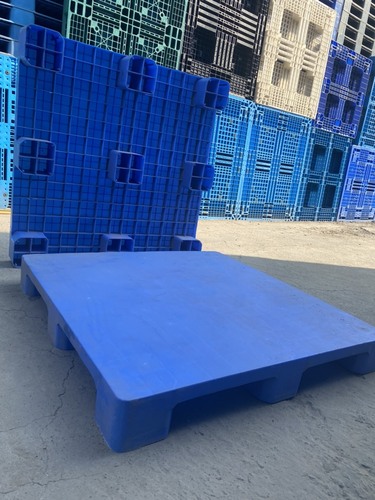 Closed deck plastic pallet