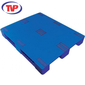 Closed deck plastic pallet