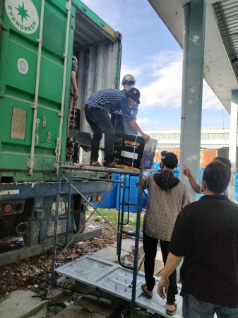 Loading and unloading services