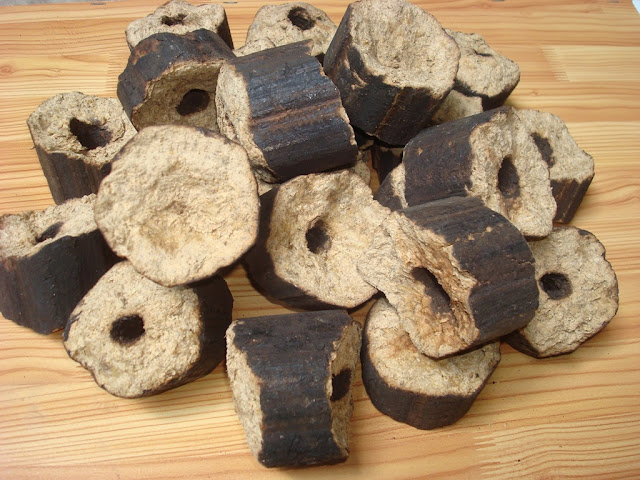 Chopped rice husk briquettes