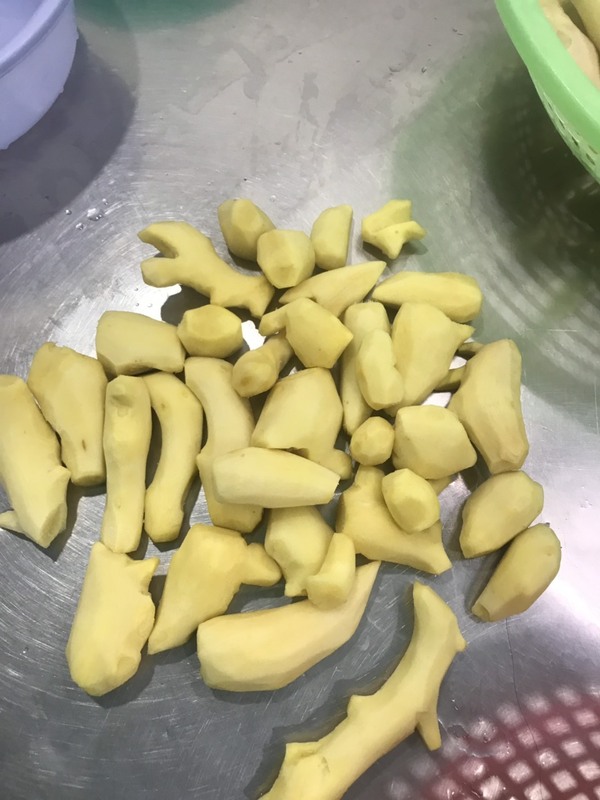 Peeled ginger