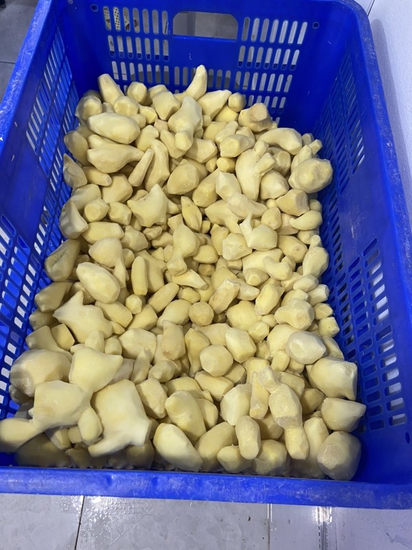 Peeled ginger