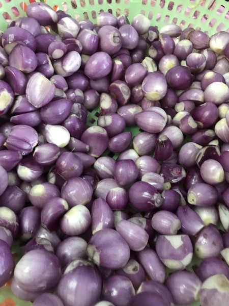Peeled onions