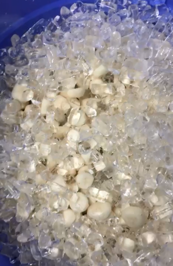 Peeled water chestnut